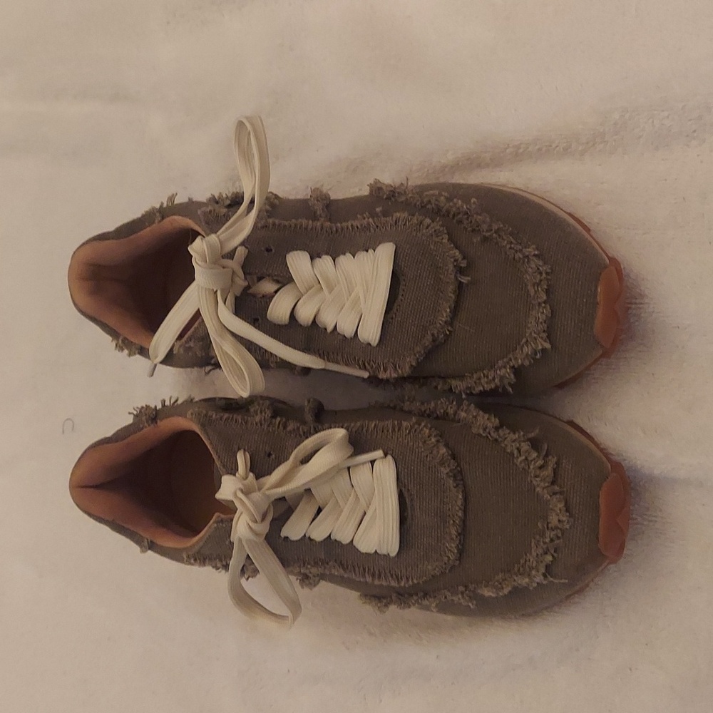 Tennis Shoes